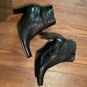 Black square toe ankle boot 😍